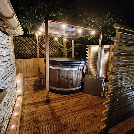 Holiday home Avec Piscine Et Bain Nordique Proche Des Plages Du Debarquement Le Manoir (Calvados)